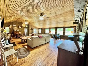 TV, bøker og kontorer