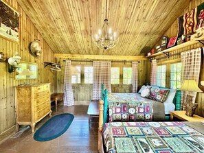 2 bedrooms, desk, WiFi, bed sheets - Eagle Rock Cabin Illinois River view (Tahlequah)