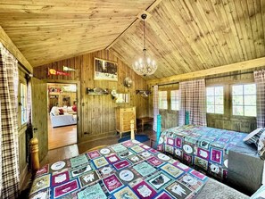 2 bedrooms, desk, WiFi, bed sheets