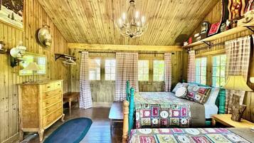 2 bedrooms, desk, WiFi, bed sheets