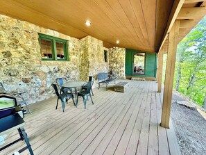 Outdoor dining - Eagle Rock Cabin Illinois River view (Tahlequah)