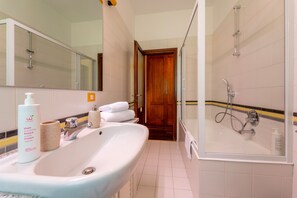 Dusche, Haartrockner, Bidet, Handtücher