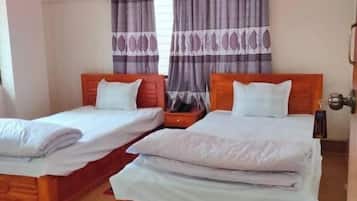 Kamar Twin Deluks, balkon, pemandangan kota | Meja kerja, ruang kerja ramah laptop, dan Wi-Fi gratis