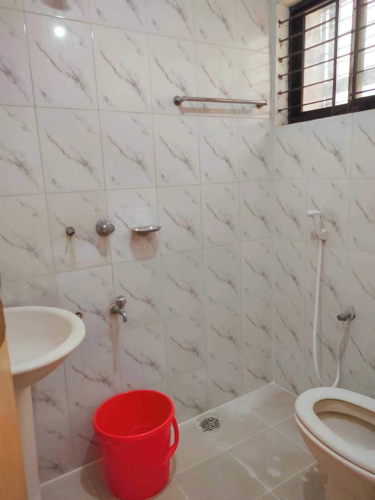 Ducha, toallas, jabón, shampoo