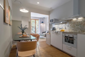 Refrigerador con freezer, microondas, horno, placa de cocina