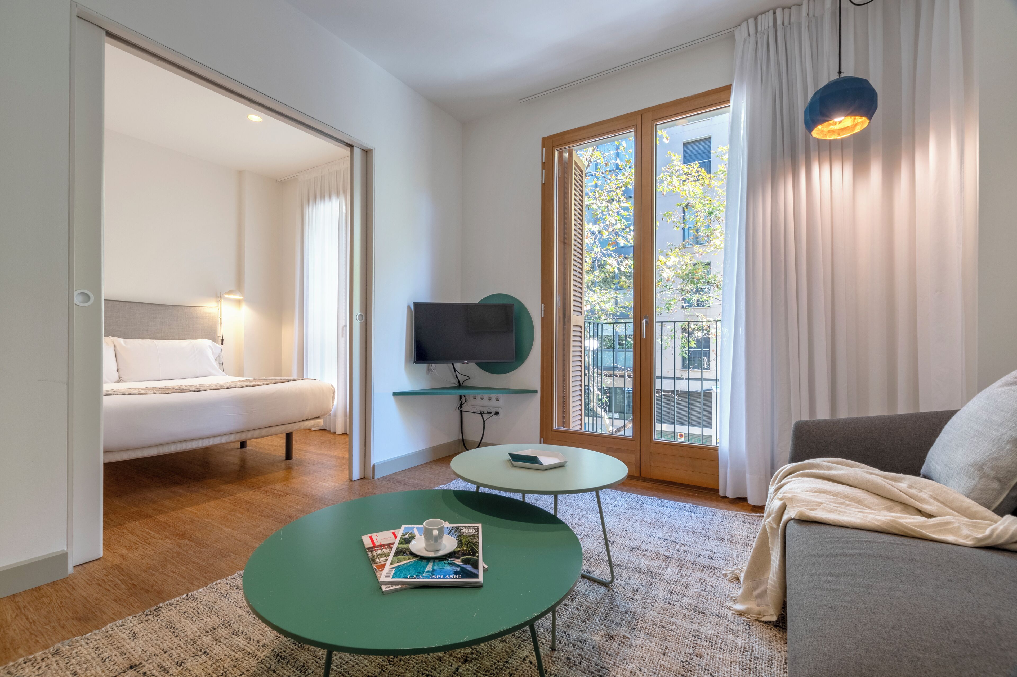 Apartamento, vistas a la ciudad | Zona de estar | Televisión de pantalla plana de 40 pulgadas con canales por cable