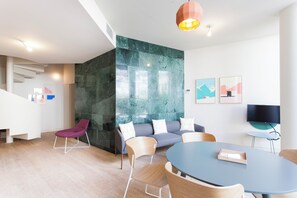 Apartamento superior, vista para a cidade | Sala de jantar