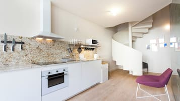 Apartament superior, vistes a la ciutat | Cuina privada | Frigorífic gran, microones, forn i placa de cuina