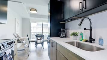 City Apartment | Private kitchen | Full-size fridge, microwave, oven, stovetop