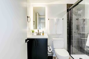 Business Apartment | Bathroom | Free toiletries, hair dryer, towels, soap - Premium A-Location Apartment (Arlington)