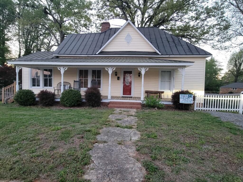 The Nellie House. An historic cottage in the Heart of Elkin