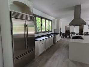 Kylskåp, mikrovågsugn, ugn och spishäll