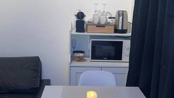 Apartment, 1 Bedroom, Smoking | Dining