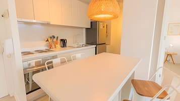 Huoneisto | Yksityinen keittiö | Jääkaappi, mikroaaltouuni, uuni, leivänpaahdin