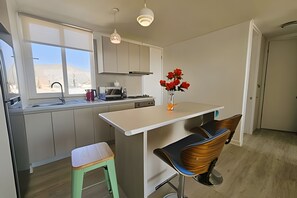 Chalet | Private kitchen | Fridge, microwave, oven, toaster - Oceana Suites Papudo (Papudo)