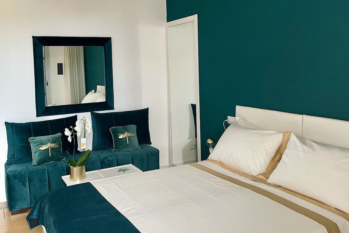 Deluxe Room, Private Bathroom, Sea View | 1 bedroom, down comforters, desk, WiFi (free)