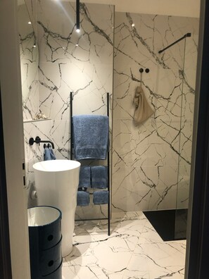 Standard Room, Courtyard View | Bathroom | Hair dryer, bidet, towels - Villa To Ischia With Love (Ischia)