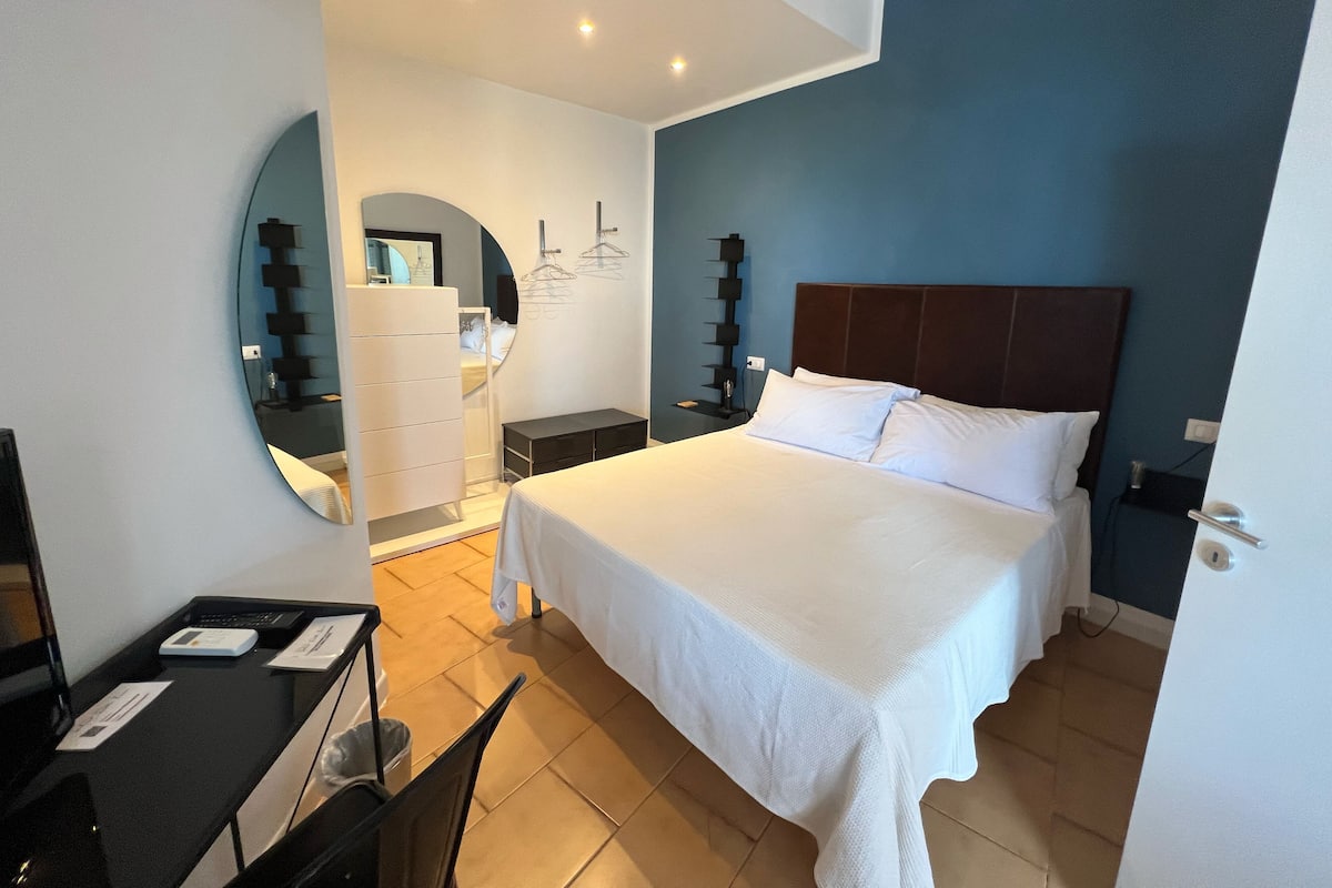 Standard Room, Courtyard View | 1 bedroom, down comforters, desk, WiFi (free)