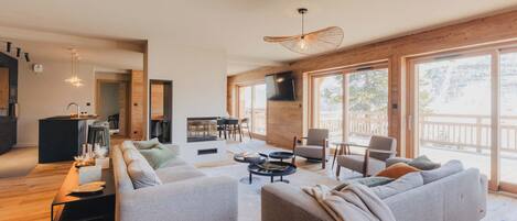 Télévision, cheminée, baby-foot