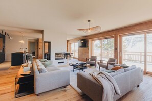 テレビ、暖炉、テーブルサッカー台