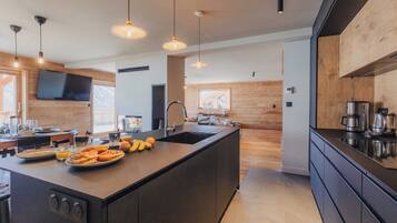 Frigorifero, microonde, forno, piano cottura