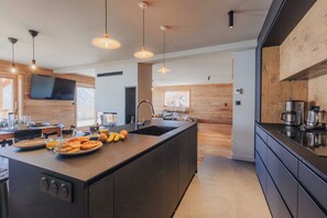 冷蔵庫、電子レンジ、オーブン、コンロ