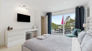 4 bedrooms, iron/ironing board, travel crib, WiFi (free) - Pen Gar - Elevated Sea Views, EV Charger (Saundersfoot)