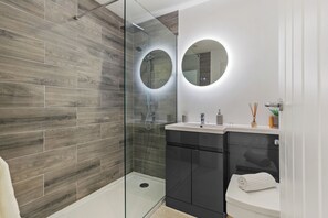Shower, hair dryer, towels - Pen Gar - Elevated Sea Views, EV Charger (Saundersfoot)