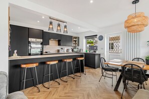 Fridge, microwave, oven, dishwasher - Pen Gar - Elevated Sea Views, EV Charger (Saundersfoot)