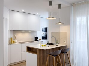 Kühlschrank, Mikrowelle, Ofen, Geschirrspüler