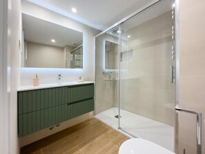 Douche, articles de toilette écologiques, sèche-cheveux