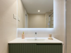 淋浴设施、环保洗浴用品、吹风机、毛巾