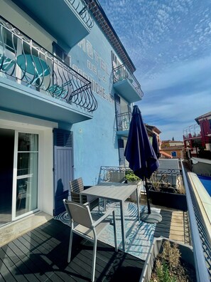 Panoramic Double Room, Private Bathroom, Courtyard View (Riviera terrasse vue fontaine) | Iron/ironing board, free WiFi