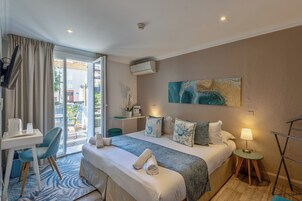 Habitación panorámica doble, baño privado, vistas al patio (Riviera terrasse vue fontaine) | Tabla de planchar con plancha y wifi gratis
