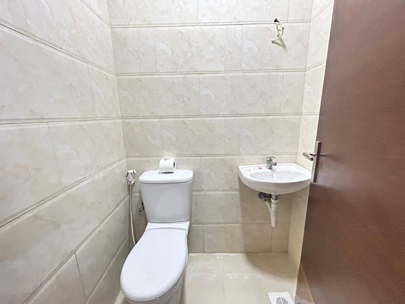 Un bagno piccolo con il water, un lavandino e una doccia.