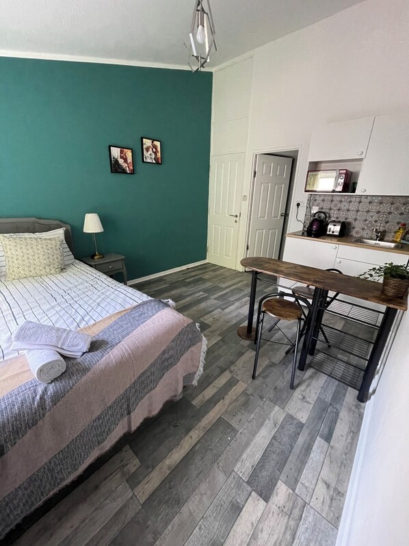 1 chambre, fer et planche à repasser, Wi-Fi, draps fournis