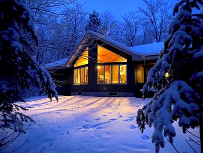 Far Far Away Cottage - Beautiful cottage on a private lake 300ft waterfront