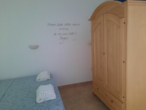 1 chambre, fer et planche à repasser, draps fournis