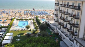 A hotel with a pool, beach, and ocean view. - Hotel Reno (Jesolo)
