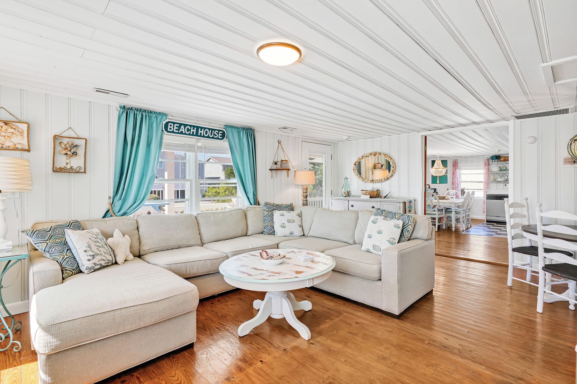 Smart-TV, filmbibliotek og stereoanlegg