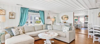 Steps to the Beach! Tradiontal beach bungalow. Hooked On a Feelin' -II Sleeps 10