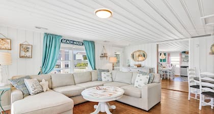 Steps to the Beach! Tradiontal beach bungalow. Hooked On a Feelin' -II Sleeps 10