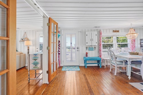 Steps to the Beach! Tradiontal beach bungalow. Hooked On a Feelin' -II Sleeps 10