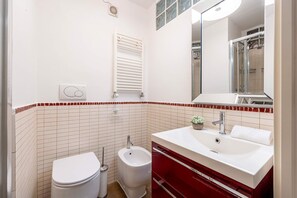 Dusj, hårføner og håndklær