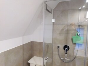 Douche, sĂšche-cheveux, serviettes fournies, savon