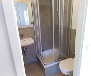 Dusche, Haartrockner, Handtücher, Seife