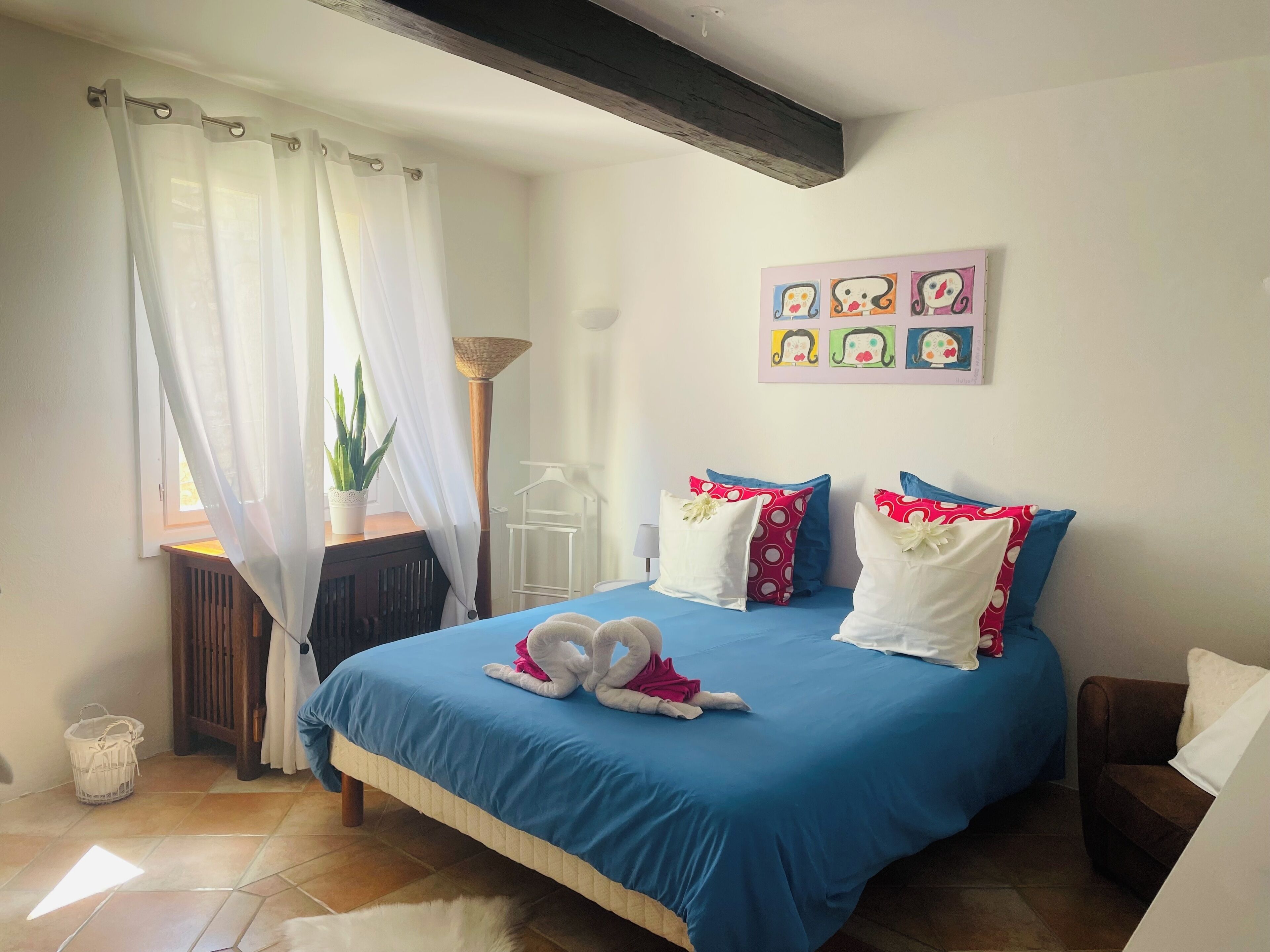 3 slaapkamers, een strijkplank/strijkijzer, gratis wifi, beddengoed