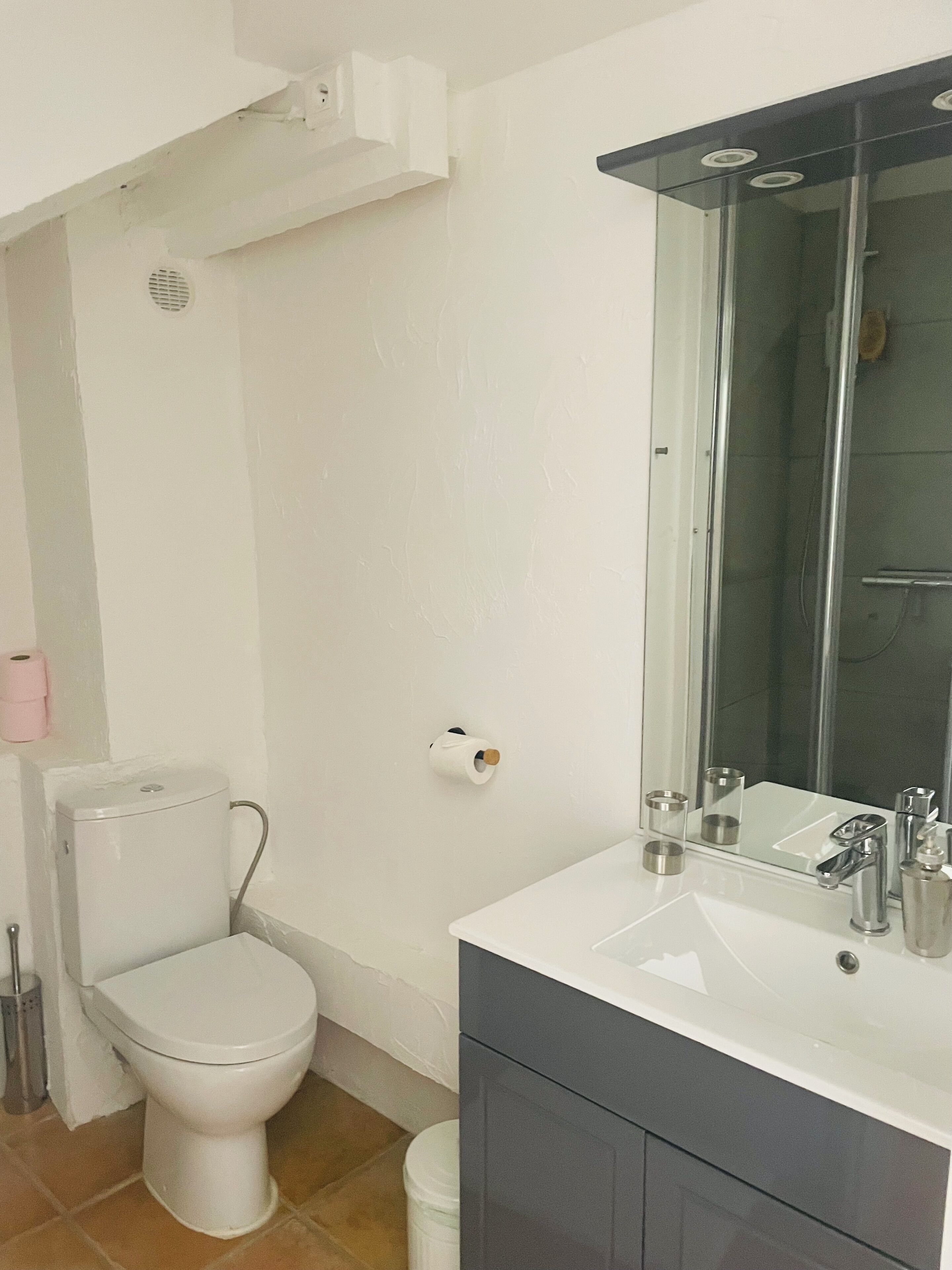 Een douche, een haardroger, handdoeken, zeep