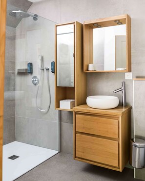 Premium Loft, Park View | Bathroom | Free toiletries, hair dryer, towels, soap - Domaine du Chesney (Pressagny-l'Orgeuilleux)