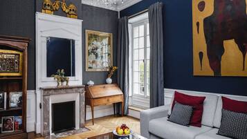 Luksussviitti, näköala puistoon | Oleskelualue | 50–tuumainen äly-TV, jossa satelliittikanavat